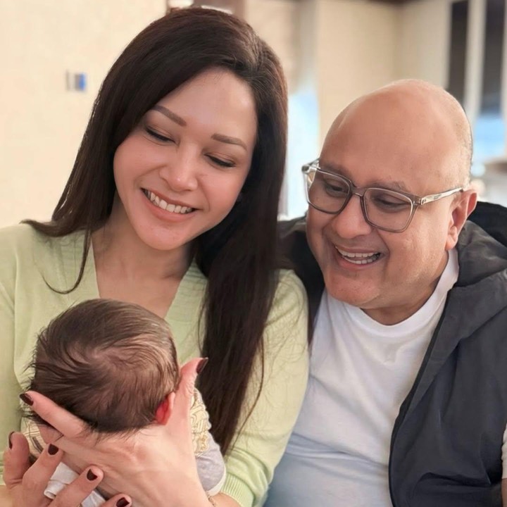 <p>Di unggahan lainnya, Maia mengunggah fotonya saat menghabiskan waktu dengan <em>baby</em> Soleil bersama suaminya Irwan Musry. Keduanya tampak tersenyum bahagia saat memandang wajah sang cucu yang hingga kini masih dirahasiakan dari publik. "Hari Minggu, Oda dan Ody liat cucu. Ah senangnya liat Baby Soso," katanya. (Foto: Instagram @maiaestiantyreal)</p>