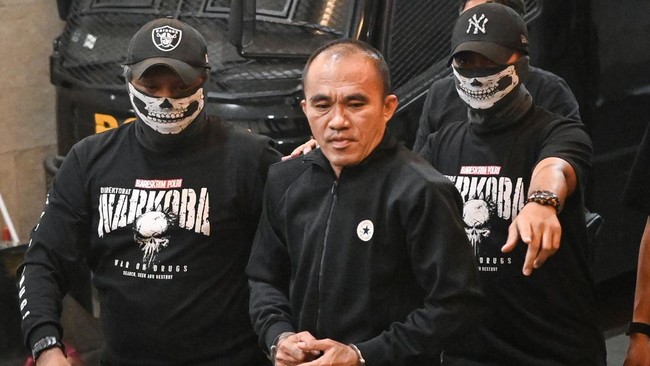 Eks Kasat Narkoba Polres Kutai Barat AKP Deky tiba di Bareskrim Polri untuk pemeriksaan terkait aliran dana dari bandar narkoba Ishak.