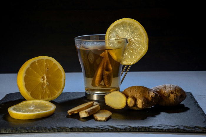 Ginger shots memiliki berbagai manfaat untuk kesehatan, mulai dari membantu membakar lemak, mengurangi kembung, melancarkan pencernaan, dan mempercepat metabolisme untuk hasil penurunan berat badan yang lebih cepat.