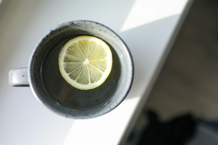 Kombinasi air lemon dengan cabai cayenne dapat mendetoksifikasi dan membantu pencernaan. Selain itu, keduanya juga membantu meningkatkan metabolisme dan menurunkan berat badan.