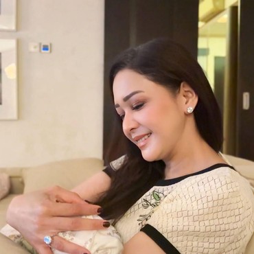 Bahagianya Maia Estianty Kompak Rawat Baby Soso dengan Besan
