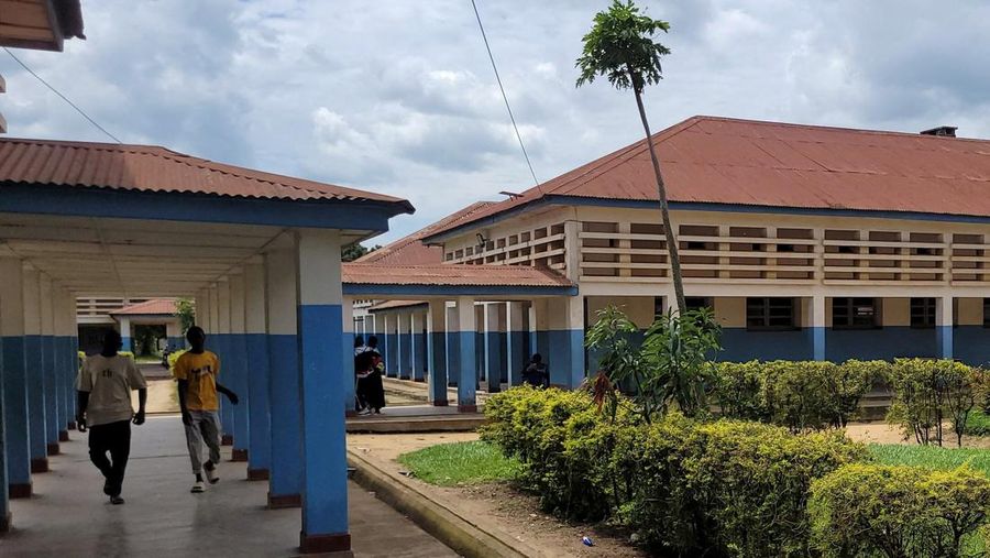 Orang-orang melangkah di Rumah Sakit Rujukan Umum Bunia setelah konfirmasi pandemi Ebola nan melibatkan strain Bundibugyo di Bunia, provinsi Ituri, Republik Demokratik Kongo, 16 Mei 2026.