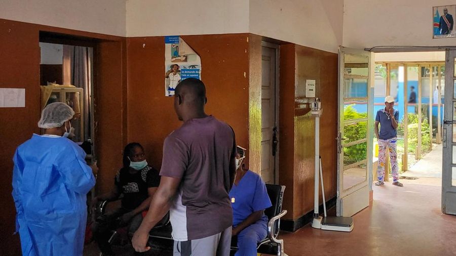 Orang-orang di Rumah Sakit Rujukan Umum Bunia setelah konfirmasi pandemi Ebola nan melibatkan strain Bundibugyo di Bunia, provinsi Ituri, Republik Demokratik Kongo, 16 Mei 2026.