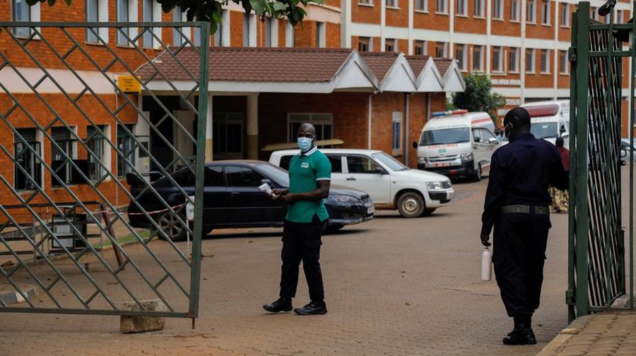 Para pekerja berjaga di gerbang Rumah Sakit Muslim Kibuli tempat seorang laki-laki Kongo meninggal lantaran virus Ebola Bundibugyo di pinggiran kota Kibuli, Kampala, Uganda, 16 Mei 2026.