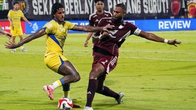Pesepak bola PSM Makassar Yuran Fernandes (kanan) berebut bola dengan pesepak bola Persib Bandung Ramon De Andrade (kiri) pada pertandingan BRI Super League 2025/2026 di Stadion BJ Habibie, Parepare, Sulawesi Selatan, Minggu (17/5/2026). PSM Makassar