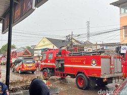 Rumah di Emmy Saelan Makassar Terbakar Saat Hujan, Pasutri Lansia Dievakuasi