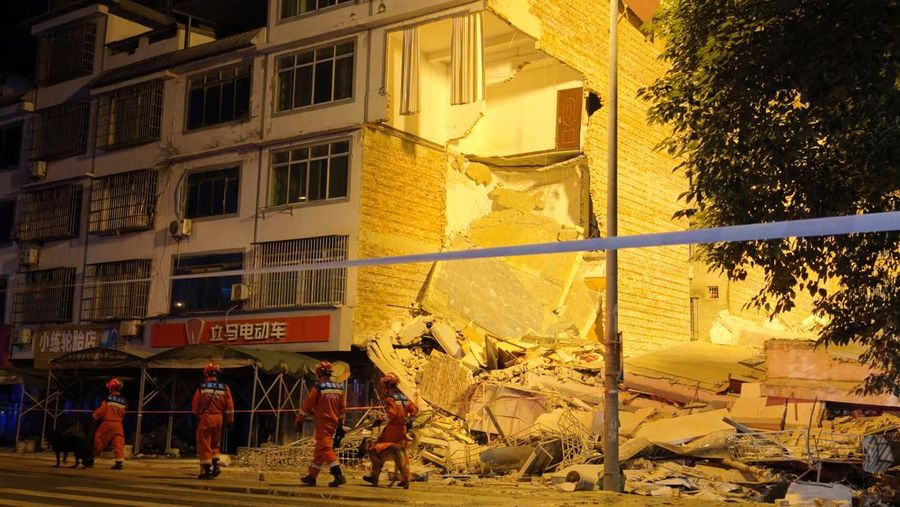 Petugas penyelamat melangkah melewati gedung nan rusak akibat gempa bumi di desa Taiyang, Liuzhou, Daerah Otonomi Guangxi Zhuang, China, Senin (18/5/2026). (cnsphoto via REUTERS)