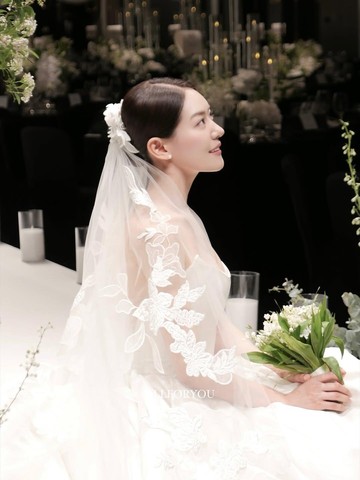 9 Potret Cantik Chef Park Eun Young dalam Balutan Gaun Pengantin di Hari Pernikahan