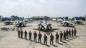 Sejumlah penerbang TNI AU berfoto bersama saat serah terima alat utama sistem persenjataan (alutsista) dari Pemerintah kepada TNI di Lanud Halim Perdanakusuma, Jakarta, Senin (18/5/2026). Pemerintah menambah alutsista baru yang terdiri dari enam pesa