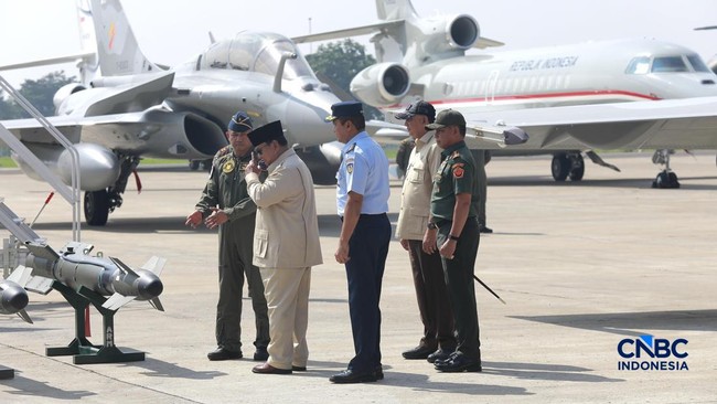 Momen Prabowo Pamer Jet-Jet Tempur Baru RI, Siram Air Kembang