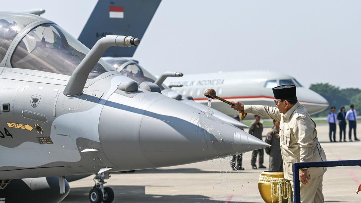 Presiden Prabowo Subianto melakukan prosesi penyiraman air kembang saat serah terima alat utama sistem persenjataan (alutsista) dari Pemerintah kepada TNI di Lanud Halim Perdanakusuma, Jakarta, Senin (18/5/2026). Pemerintah menambah alutsista baru ya