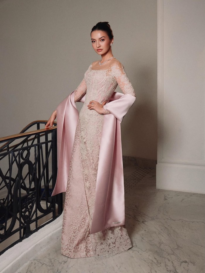 Raline Shah mengenakan busana rancangan Sapto Djojokartiko