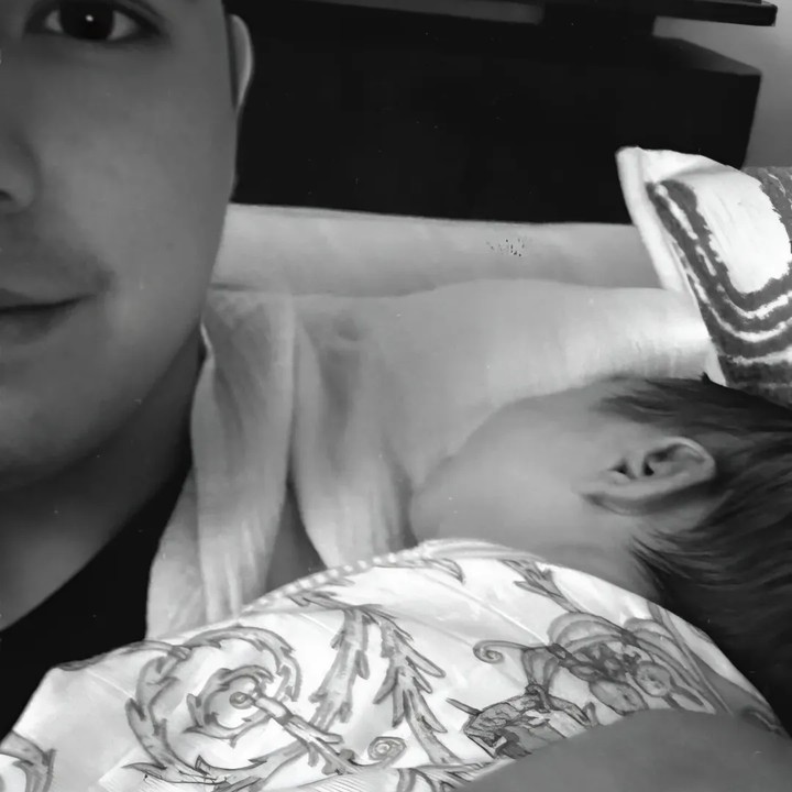 <p>Sang suami, Al Ghazali, juga tampak begitu perhatian dan selalu ada bersama Si Kecil. Dalam potret ini pula, Al terlihat menggendong Baby Soleil dengan penuh rasa sayang. Momen ini sungguh menggemaskan ya, Bunda. (Foto: Instagram @soleilzephora.g)</p>
