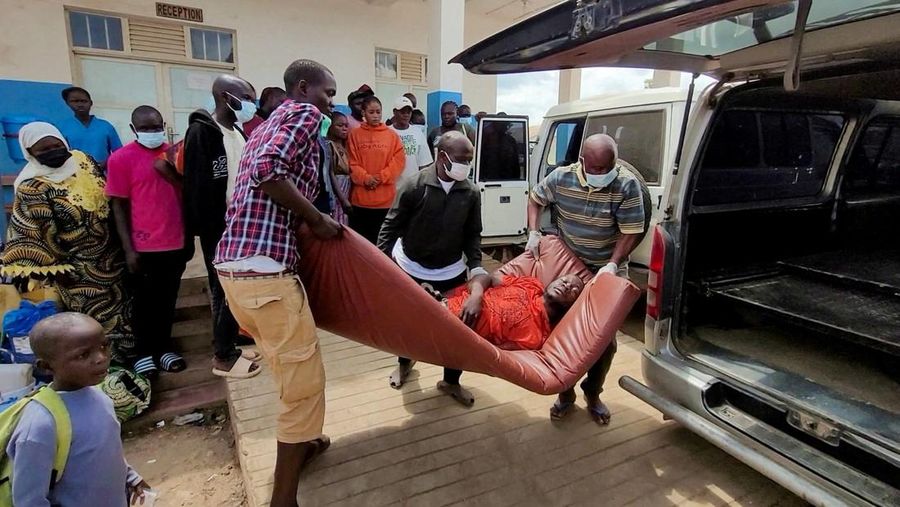 Seorang laki-laki digendong keluar dari ambulans saat tiba di Rumah Sakit Rujukan Umum Bunia setelah dikonfirmasinya pandemi Ebola nan melibatkan strain Bundibugyo di Bunia, provinsi Ituri, Republik Demokratik Kongo, 16 Mei 2026.