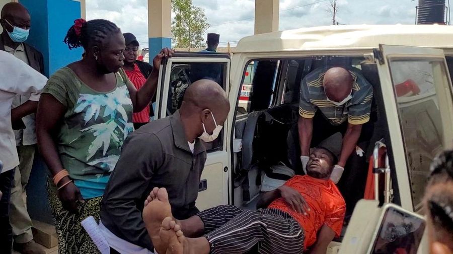 Seorang laki-laki digendong keluar dari ambulans saat tiba di Rumah Sakit Rujukan Umum Bunia setelah dikonfirmasinya pandemi Ebola nan melibatkan strain Bundibugyo di Bunia, provinsi Ituri, Republik Demokratik Kongo, 16 Mei 2026. (REUTERS/Victoire Mukenge)