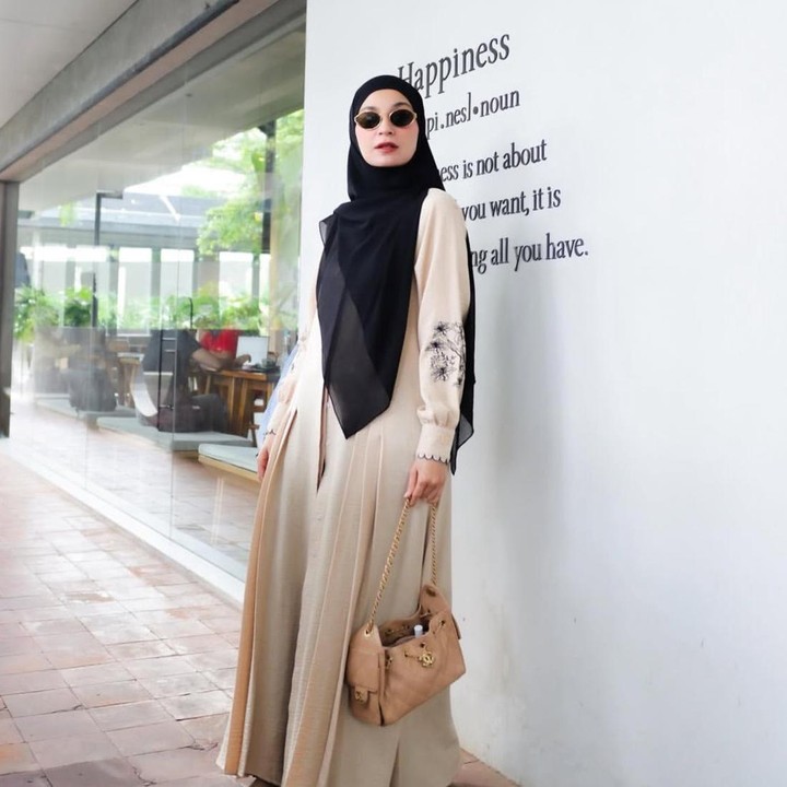 <p>Selain itu, Shireen diketahui mulai disiplin mengatur jam makan sehari-harinya, Bunda. "Atur jam makan. Ini ngaruh banget, karena sebelumnya jadwal syuting yang padat bikin aku sering melewati makan, tapi malah sering ngemil karena lapar terus. Setelah aku atur jam makannya, ngemil berkurang karena rasa kenyangnya lebih lama," kata Shireen. (Foto: Instagram @shireensungkar)</p>