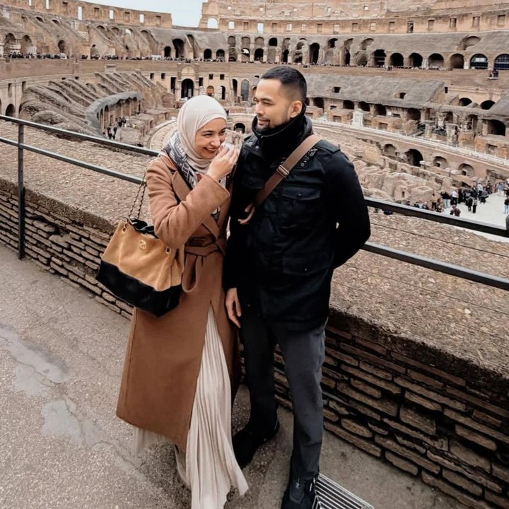 <p>Diet yang dijalani istri Teuku Wisnu ini rupanya dilakukan dengan pendampingan dokter spesialis gizi. Meski tengah diet, Shireen tetap menjalankannya dengan santai, sehingga sesekali masih bisa menikmati makanan favoritnya. (Foto: Instagram @shireensungkar)</p>