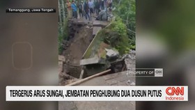 VIDEO: Tergerus Arus Sungai, Jembatan Penghubung Dua Dusun Putus