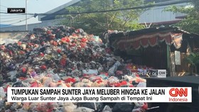 VIDEO: Tumpukan Sampah Sunter Jaya Meluber hingga ke Jalan