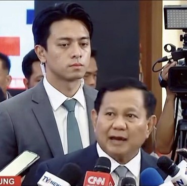 Viral Pria Mirip Artis Korea yang Berdiri di Belakang Prabowo, Siapa?