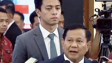 Viral Pria Mirip Artis Korea yang Berdiri di Belakang Prabowo, Siapa?