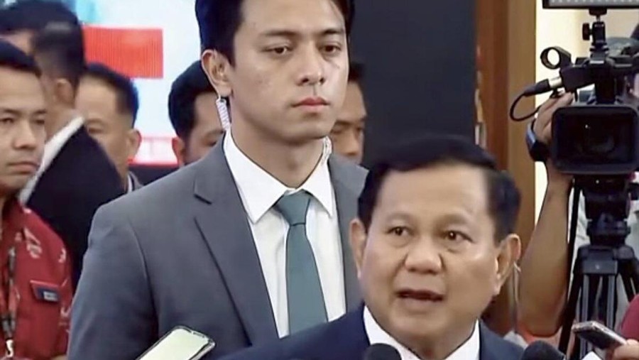Viral Pria Mirip Artis Korea yang Berdiri di Belakang Prabowo&comma; Siapa&quest;