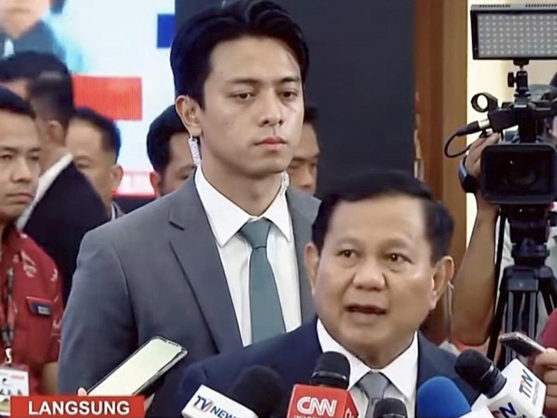 Viral Pria Mirip Artis Korea yang Berdiri di Belakang Prabowo, Siapa?
