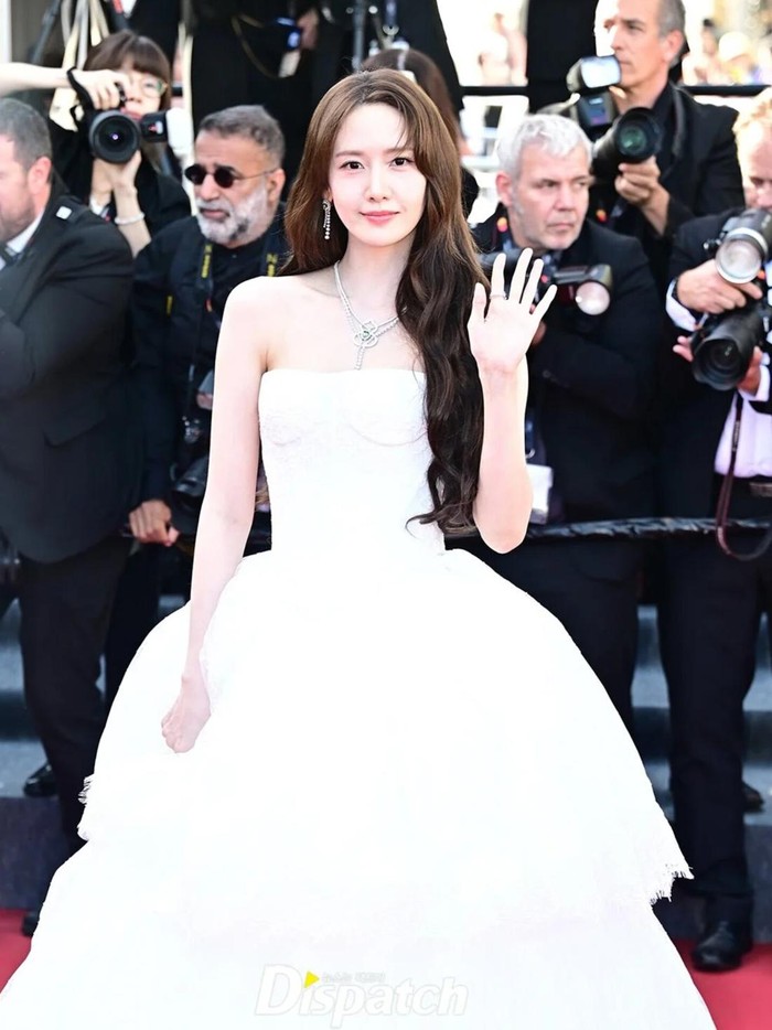 Kedatangan YoonA dalam Festival Film Cannes yang ke-79 tahun adalah sebagai perwakilan brand ambassador perhiasan mewah asal China yakni Qeelin. Ini merupakan partisipasinya yang kali kedua setelah di tahun 2024 lalu./ Foto: Dispatch
