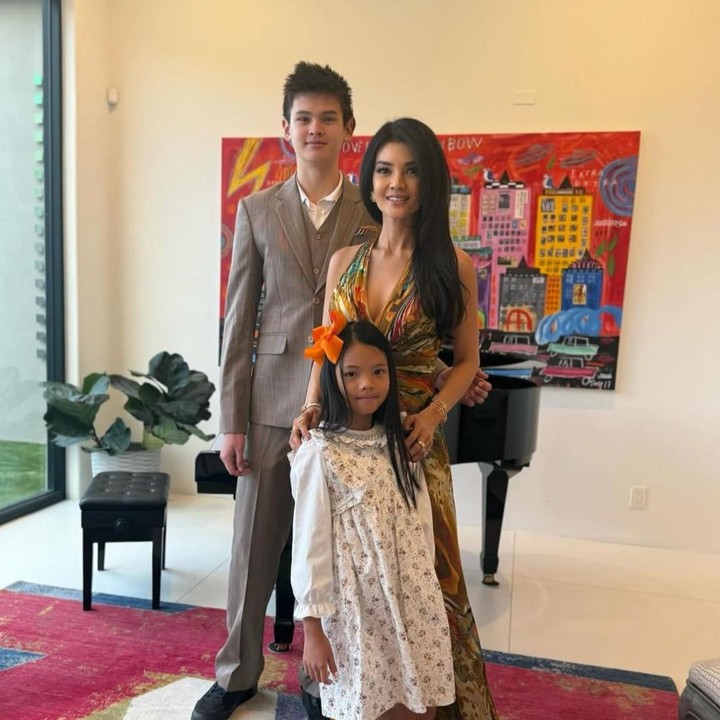 <p>Chef ternama Farah Quinn kini telah dikaruniai dua orang anak, yaitu satu anak laki-laki dan perempuan. Putra sulungnya, Armand Fauzan Quinn, lahir dari pernikahan sebelumnya dengan Carson Quinn. Farah kemudian menyambut anak keduanya, Amaira, yang lahir pada 10 Oktober 2018. Amaira diketahui terpaut usia yang jauh dengan sang kakak, yakni 11 tahun. (Foto: Instagram @farahquinnofficial)</p>