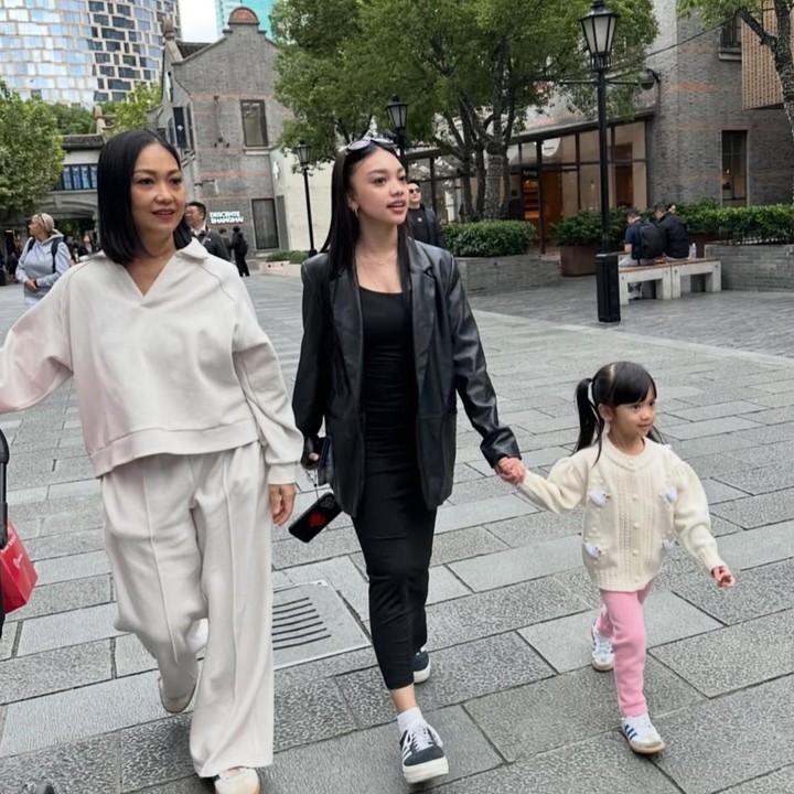 <p>Artis Nola B3 dikaruniai anak keempat berjenis kelamin perempuan yang diberi nama Aladya Odetta Nakeya Ayu pada 26 November 2021. Nakeya memiliki kakak, Naura Ayu, yang kini telah berusia 20 tahun, Bunda. Perbedaan usia keduanya pun terbilang cukup jauh, yakni 16 tahun. (Foto: Instagram @nakeya_ayu)</p>