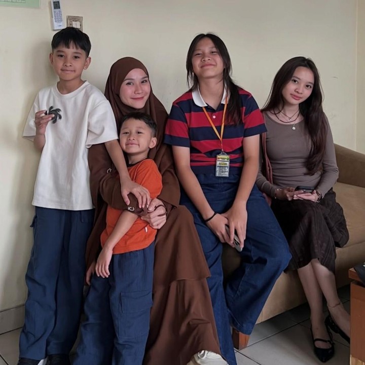 <p>Anak artis yang juga memiliki jarak usia cukup jauh dengan adiknya adalah Kana Sybilla Bramantyo. Anak pertama Zaskia Adya Mecca ini sebentar lagi berulang tahun ke-16. Sementara adik bungsunya Bhaj Kama Bramantyo, bakal berulang tahun ke-6 pada 3 Juli 2020. Usia Kana dan Kama terpaut 10 tahun. (Foto: Instagram @zaskiadyamecca)</p>