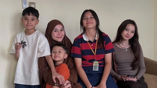 7 Anak Artis Dengan Adik Bungsu Jauh Lebih Muda, Ada Yang Beda 17 Tahun