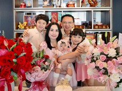 8 Potret Ahok Beri Bunga & Ciuman Romantis Rayakan Ulang Tahun Puput Sang Istri Tercinta