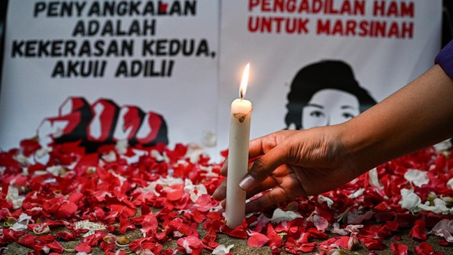 Aktivis yang tergabung dalam Aliansi Perempuan Indonesia menyalakan lilin saat aksi di Kantor Komnas HAM, Jakarta, Selasa (19/5/2026)