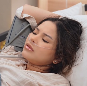 Melahirkan dengan Cantik, 7 Momen Alyssa Daguise Santai Makeup Saat Pembukaan
