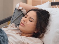 Melahirkan dengan Cantik, 7 Momen Alyssa Daguise Santai Makeup Saat Pembukaan