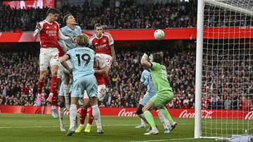 FOTO: Satu Tangan Arsenal Sudah di Trofi Juara Liga Inggris