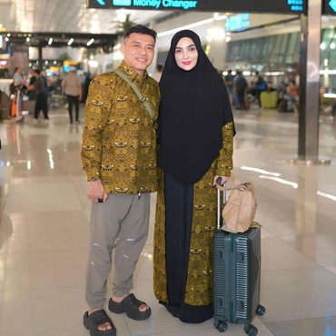 8 Tahun Menanti, 9 Potret Tangis Ashanty & Anang di Walimatussafar Jelang Haji
