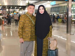 8 Tahun Menanti, 9 Potret Tangis Ashanty & Anang di Walimatussafar Jelang Haji