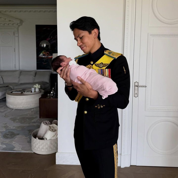 <p>Pangeran Abdul Mateen dari Kerajaan Brunei dikaruniai anak pertama berjenis kelamin perempuan pada 8 Februari 2026. Dalam postingan di Instagram, Pangeran Mateen mengunggah potret saat menggendong dan momong sang putri yang diberi nama Zahra Mariam Bolkiah. Sang Pangeran tampak berbahagia menjadi seorang ayah setelah resmi menikah dengan Anisha Rosnah pada Januari 2024. (Foto: Instagram @tmski)</p>