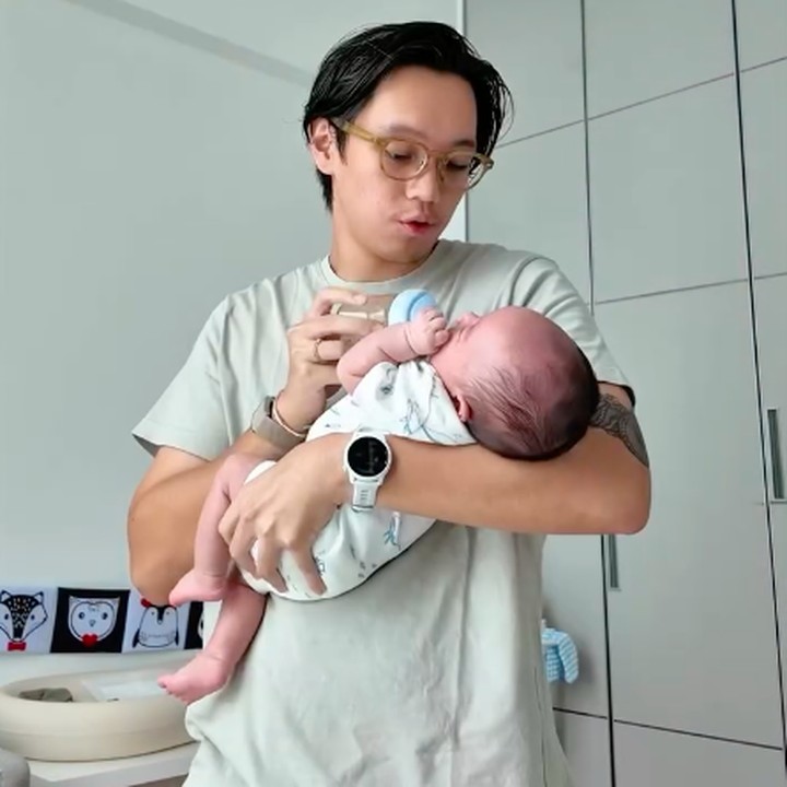 <p>Pada Februari 2026, istri Brandon Salim yakni Dhika Himawan, melahirkan anak pertama. Sejak sang istri melahirkan, Brandon mulai sering membagikan aktvitas barunya momong sang anak. Dalam satu potret, Brandon mengunggah fotonya saat menjaga anaknya. "Beberapa minggu berlalu dan menjadi seorang ayah sama sekali tidak seperti yang aku bayangkan. Lebih sulit, lebih berantakan, dan entah bagaimana jauh lebih dari yang aku harapkan. Aku tidak selalu tahu apa yang aku lakukan. Tapi aku ada di sini, setiap kali dia membutuhkanku," tulisnya dalam unggahan ini. (Foto: Instagram @brandonsalim)</p>