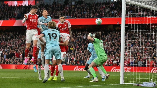 Arsenal menang 1-0 atas Burnley berkat gol Kai Haverts. Kemenangan ini mendekatkan mereka pada gelar Premier League 2025/2026.