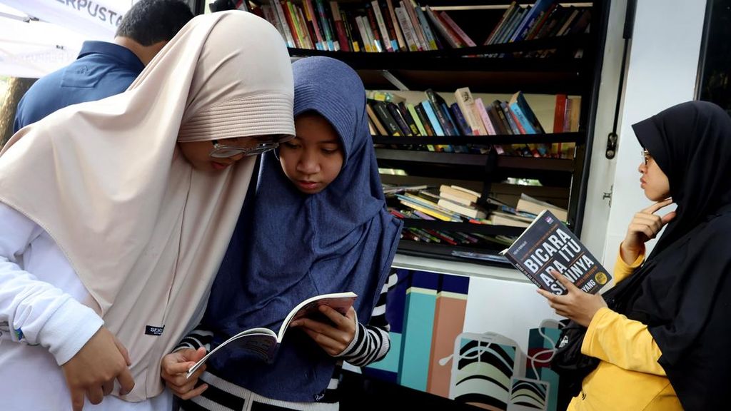 FOTO: Gawai Merajalela, Masihkah Anak Indonesia Gemar Baca Buku?