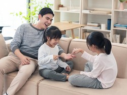 6 Kebiasaan Orang Tua yang Bisa Membentuk Mental Kuat Anak, Ajarkan Minta Maaf