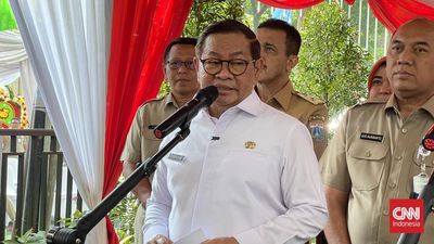 Gubernur DKI Jakarta Pramono Anung di Kantor Kecamatan Kebayoran Baru, Jakarta Selatan, Selasa (19/5).