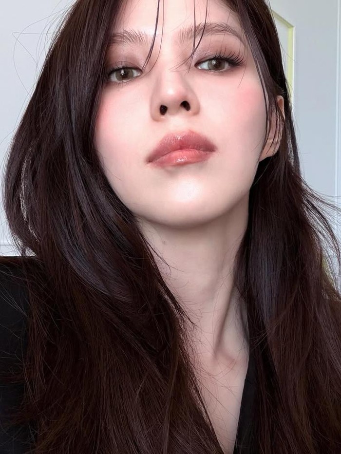 Sementara itu, gaya makeup Han So Hee terlihat menonjol dengan soft smokey eyes, nude lippies, feathery eyebrows, serta helaian bulu mata lentik dan bervolume./ Foto: instagram.com/xeesoxee