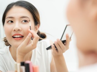 Warna Alis Kegelapan dan Kelihatan Nge-Block? Ini Cara Tone Down-nya