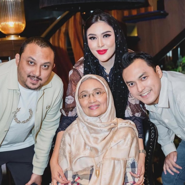 <p>Nuri diketahui membentuk <em>band</em> keluarga bersama dua adiknya yang bernama Abrar dan Rijal.&nbsp;<em>Band</em> tersebut diberi nama Shaden, dengan Nuri sebagai vokalisnya. Bunda masih ingat dengan beberapa lagu hitsnya? Sebut saja <em>Dunia Belum Berakhir, Pacarku,</em> dan <em>Biarin Aja.</em> (Foto: Instagram @rijalbey711)</p>