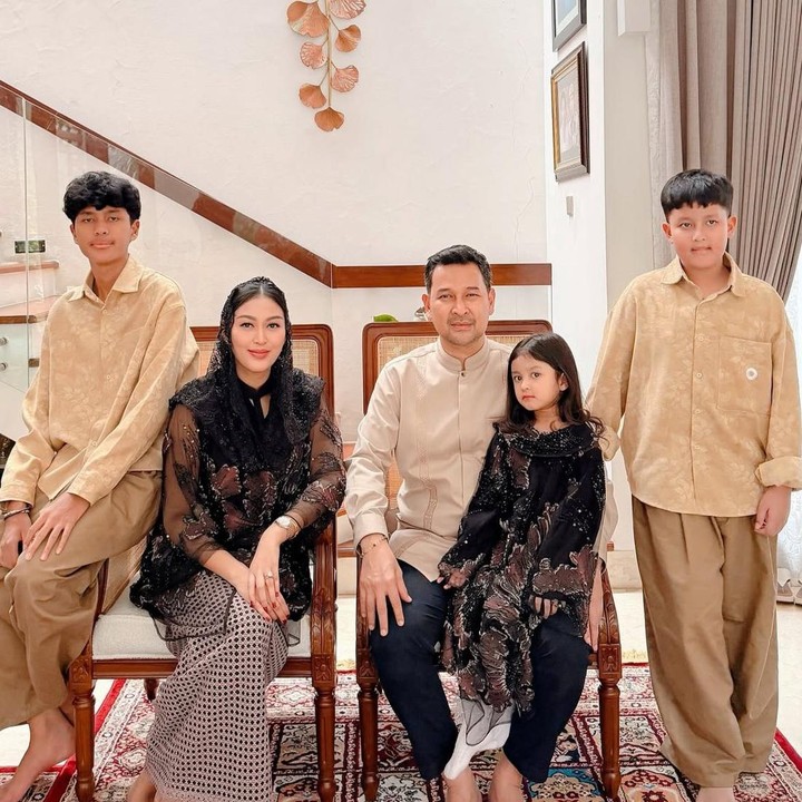<p>Bunda masih ingat dengan nama Nuri Samputry dari <em>band</em> Shaden? Vokalis <em>band</em> yang pernah populer di awal tahun 2000-an ini telah resmi menikah dengan aktor bernama Hikmal Abrar pada tahun 2009. Dari pernikahan tersebut, keduanya telah dikaruniai tiga orang anak,&nbsp;yaitu dua anak laki-laki dan satu perempuan. (Foto: Instagram @nurishaden)</p>