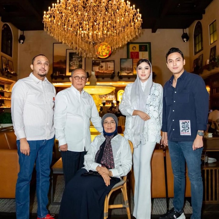 <p>Band Shaden&nbsp;mulai dikenal luas lewat lagu <em>Dunia Belum Berakhir</em> yang populer di awal 2000-an. Mereka sempat vakum sekitar tahun 2003 karena para personelnya melanjutkan studi ke luar negeri, lalu&nbsp;kembali aktif&nbsp;lagi pada 2013 dengan single <em>Terluka</em>. Kini tak lagi aktif bersama <em>band</em> Shaden, Nuri diketahui memilih terjun ke dunia politik, Bunda. Istri Hikmal Abrar ini juga lebih fokus pada keluarga serta pekerjaan barunya. (Foto: Instagram @rijalbey711)</p>